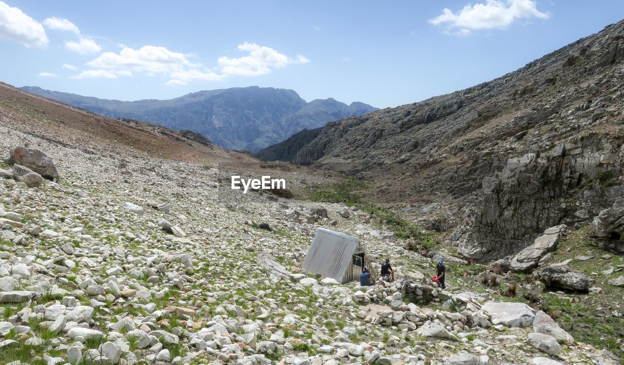 SCENIC VIEW OF MOUNTAIN RANGE