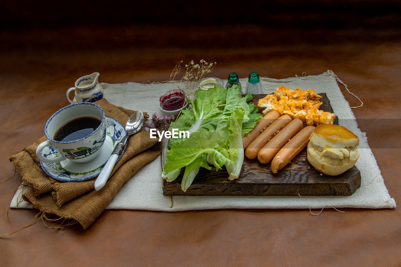 HIGH ANGLE VIEW OF VEGETABLES IN TRAY ON TABLE