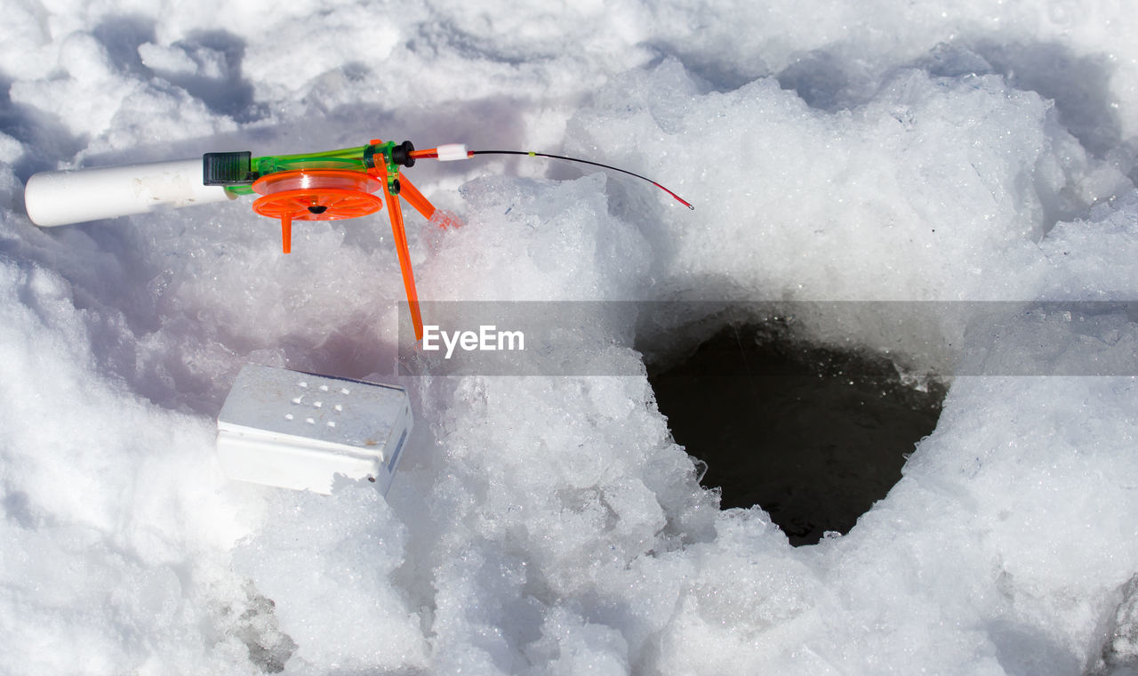 HIGH ANGLE VIEW OF SNOW COVERED TOY CAR