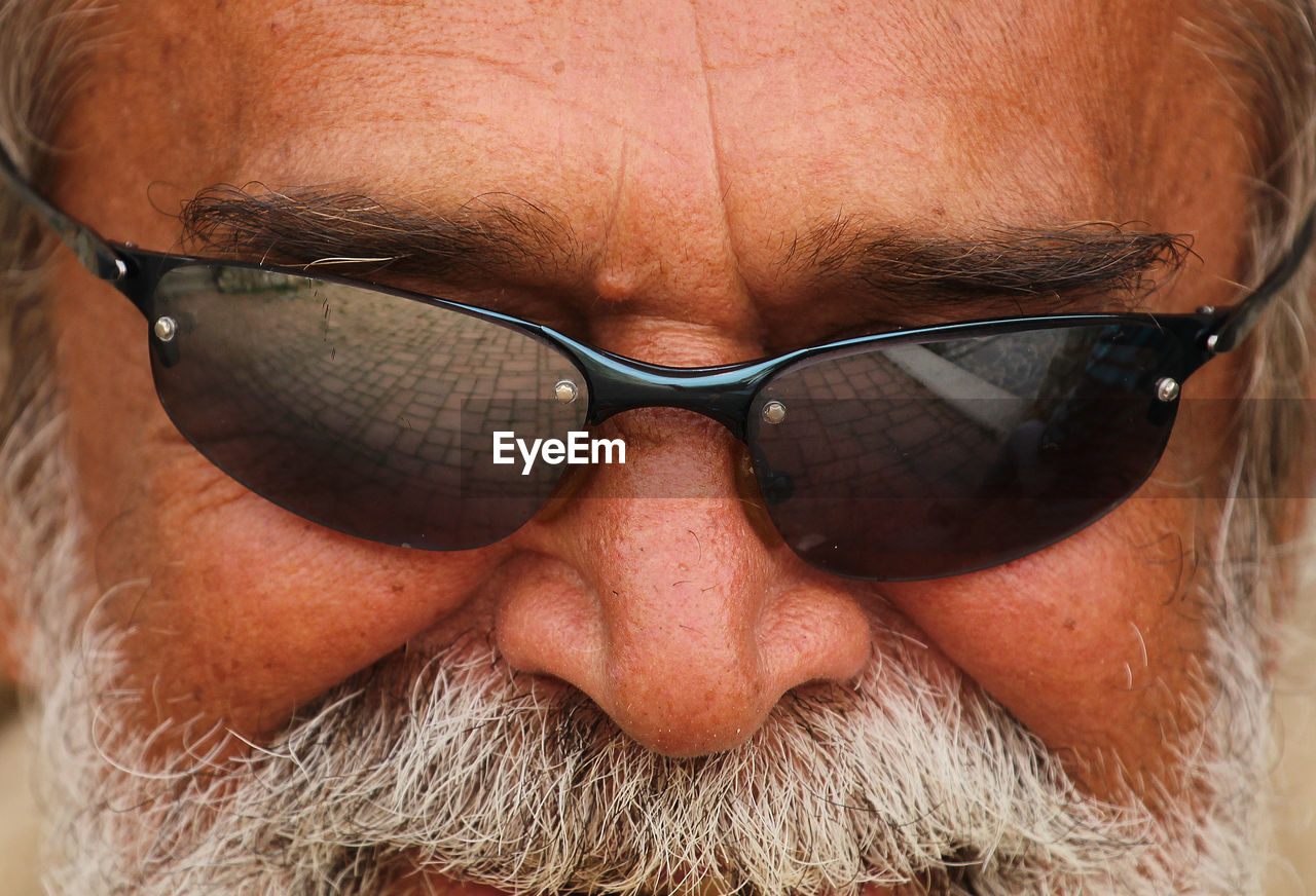 CLOSE-UP PORTRAIT OF MAN WITH SUNGLASSES