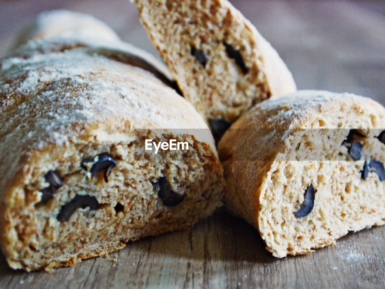 CLOSE-UP OF BREAD ON PLATE