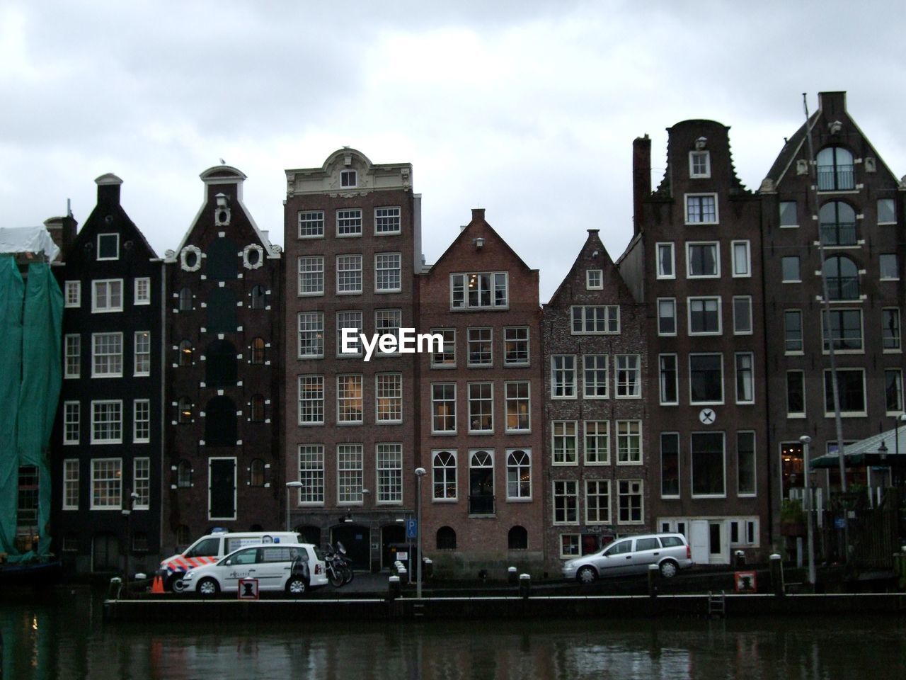 VIEW OF BUILDINGS AGAINST CLOUDY SKY