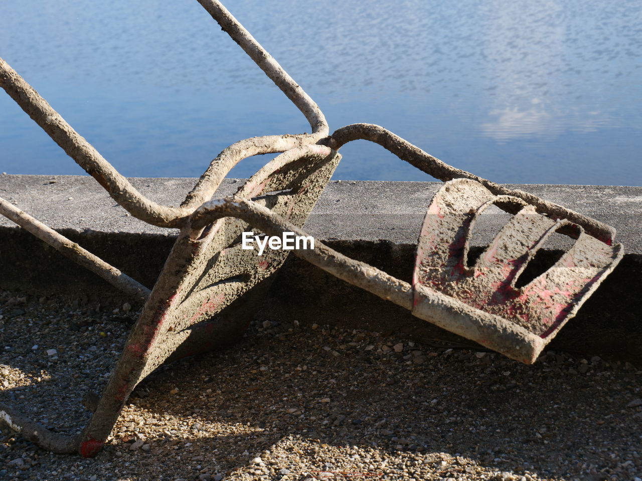 LOW ANGLE VIEW OF ROPE TIED ON METAL