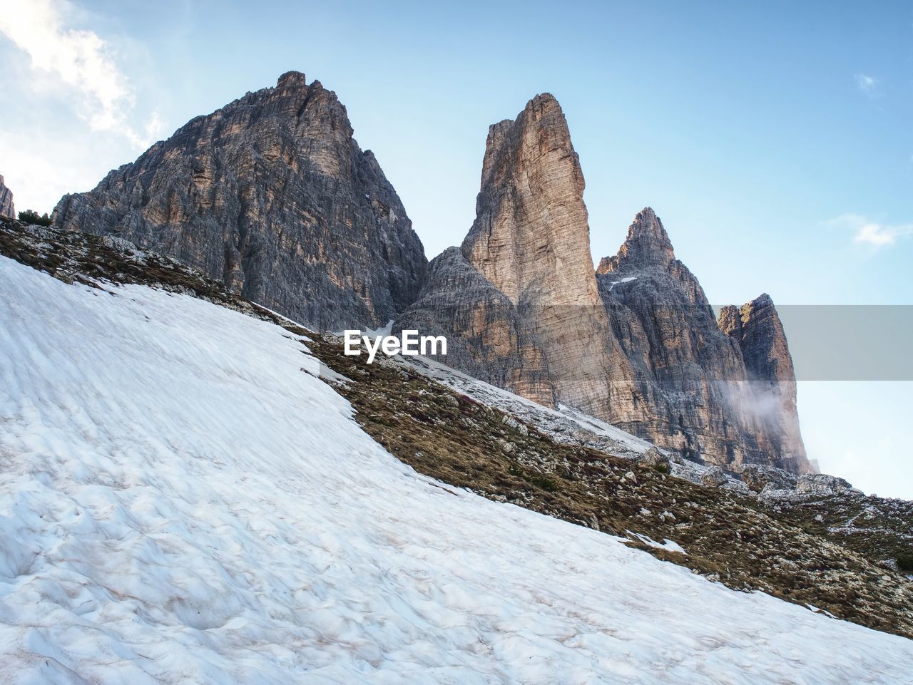 PANORAMIC VIEW OF SNOWCAPPED MOUNTAIN AGAINST SKY