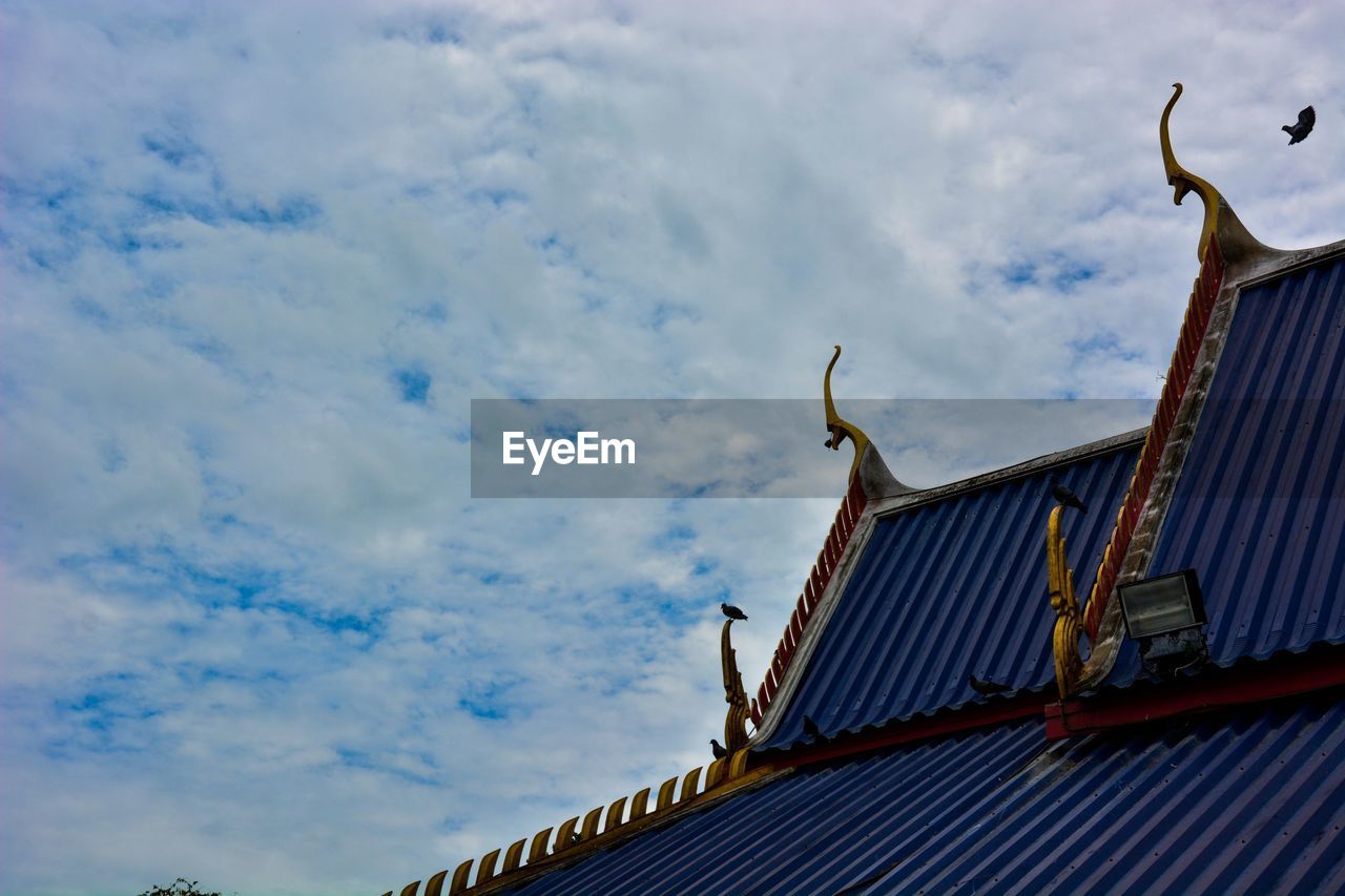 LOW ANGLE VIEW OF TRADITIONAL BUILDING AGAINST SKY