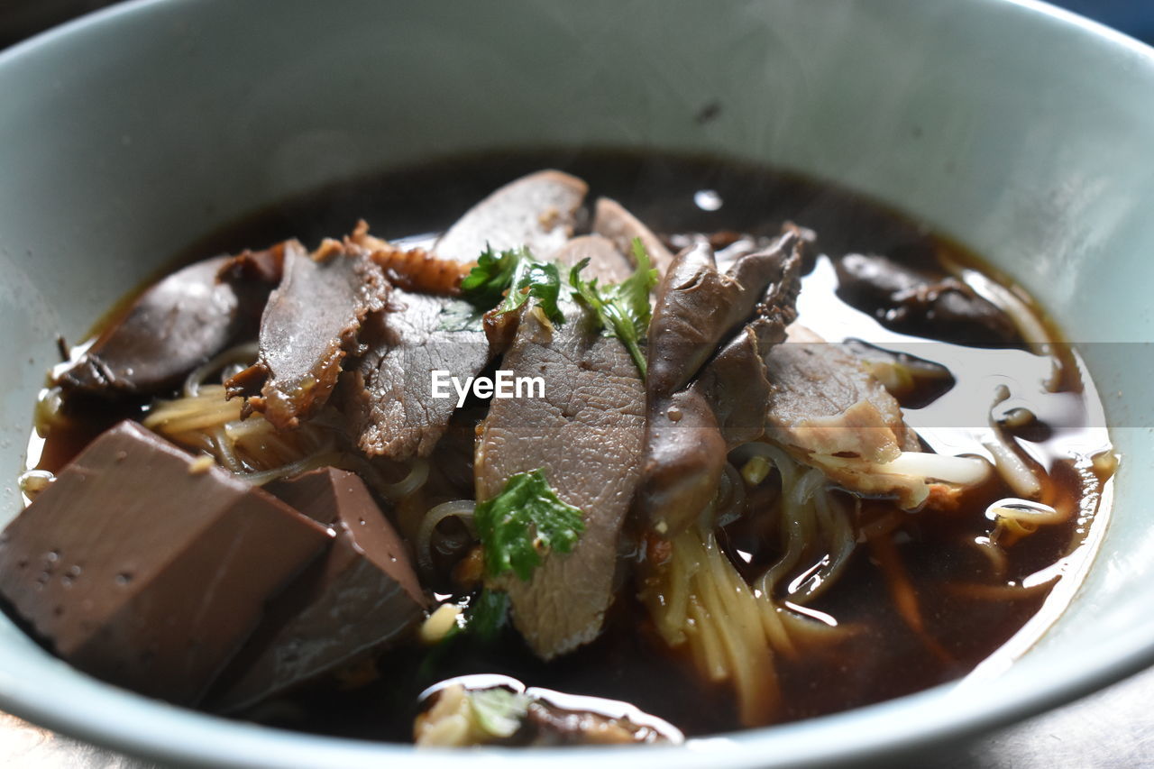 HIGH ANGLE VIEW OF SOUP IN BOWL ON TABLE