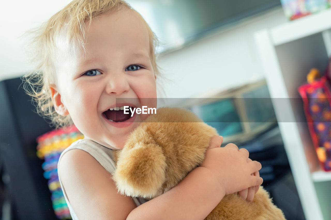 PORTRAIT OF CUTE BOY SMILING