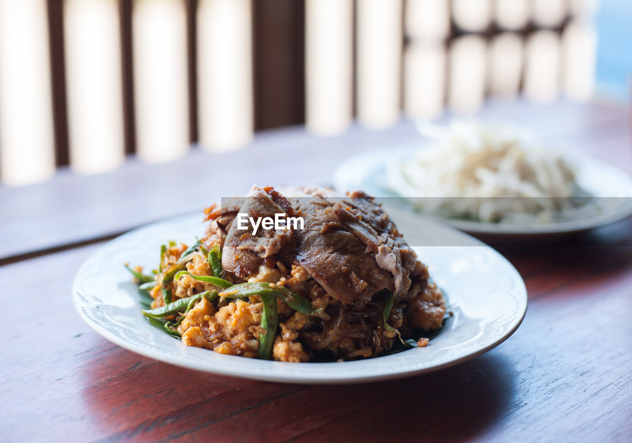 CLOSE-UP OF FOOD IN PLATE