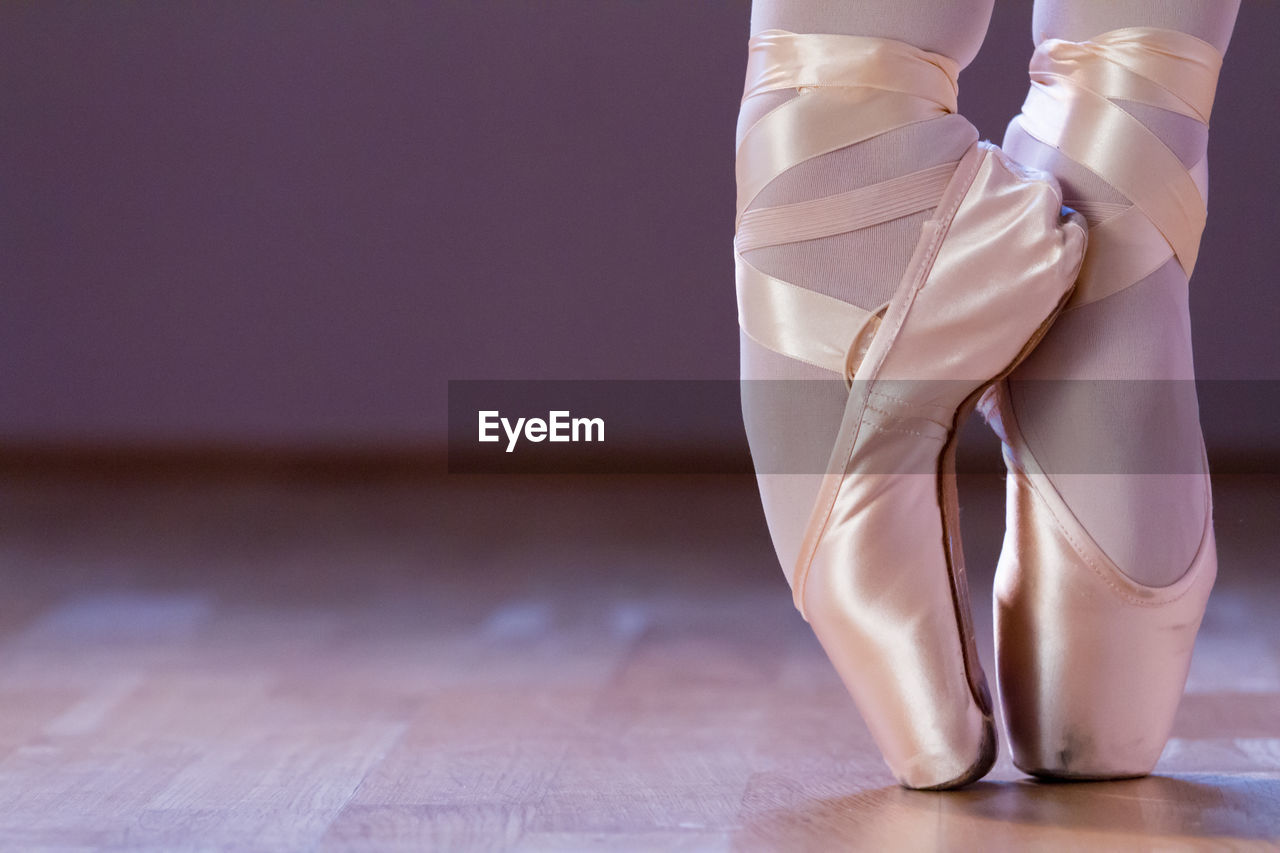 Classic dancer feets dressing a pair of ballet pointe