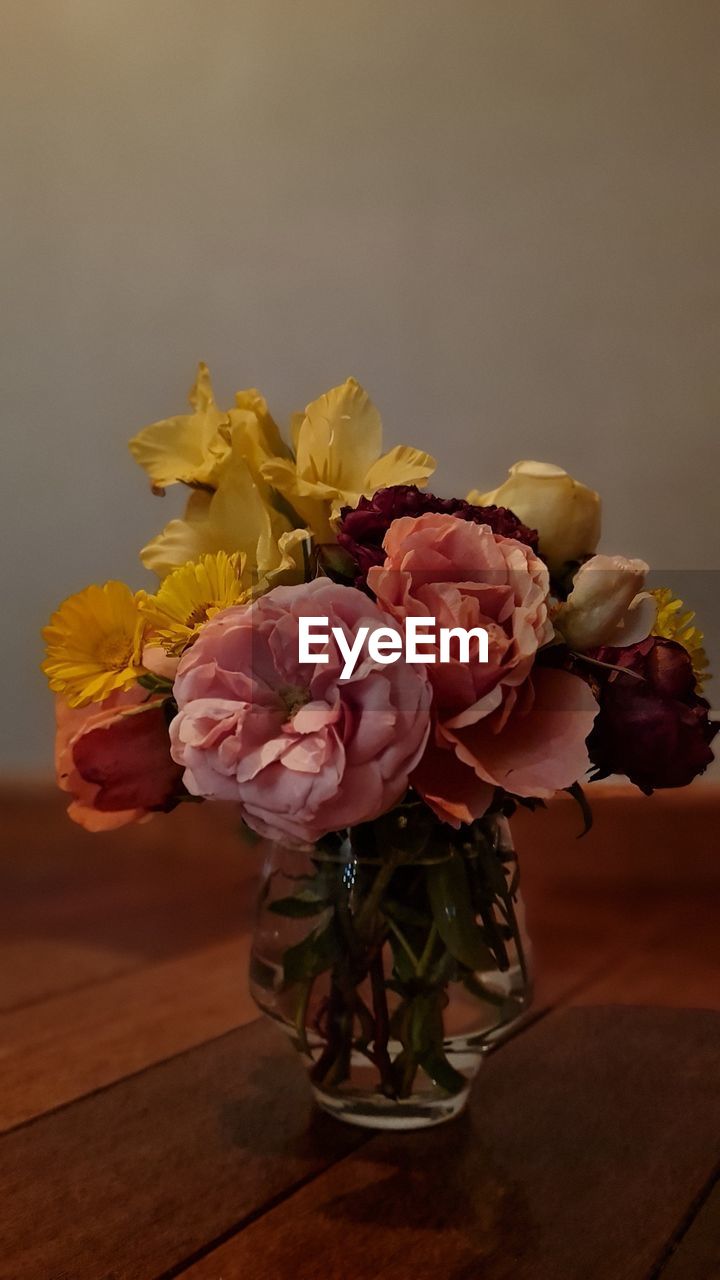 flower, yellow, flowering plant, plant, pink, beauty in nature, bouquet, indoors, floristry, rose, nature, floral design, freshness, fragility, flower arrangement, spring, flower head, close-up, no people, petal, cut flowers, arrangement, inflorescence, still life, table, garden roses, vase, bunch of flowers, macro photography, wood, studio shot, multi colored