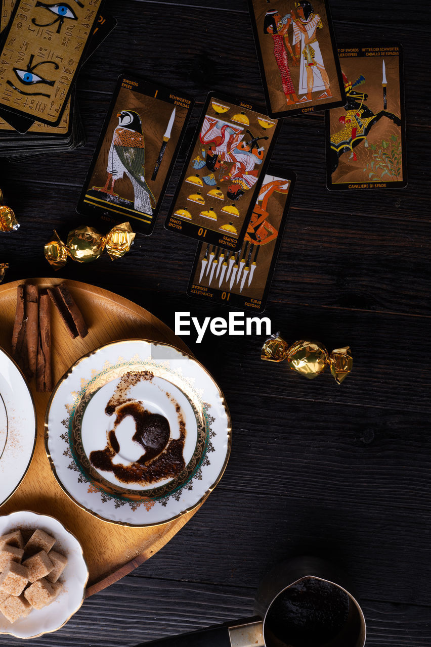 HIGH ANGLE VIEW OF COFFEE IN CUP ON TABLE