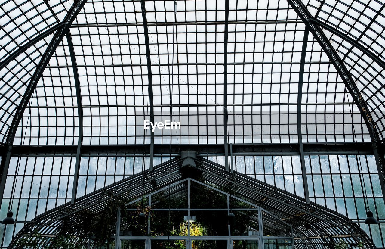 built structure, architecture, low angle view, glass, building exterior, facade, no people, pattern, day, outdoor structure, ceiling, sky, skylight, outdoors, building, window, urban area, shape, nature, metal, geometric shape, daylighting, greenhouse, dome, iron