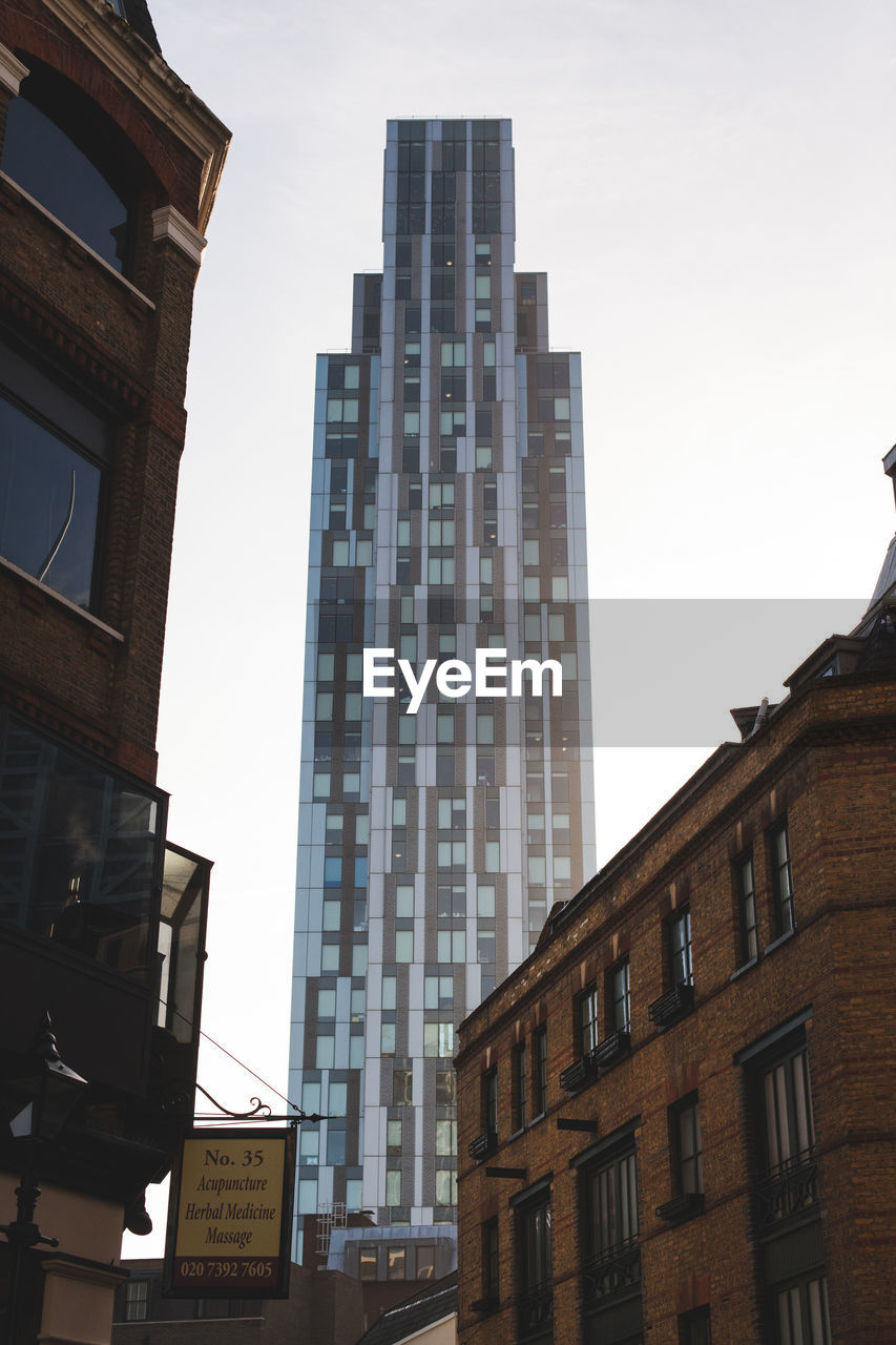 LOW ANGLE VIEW OF BUILDINGS IN CITY