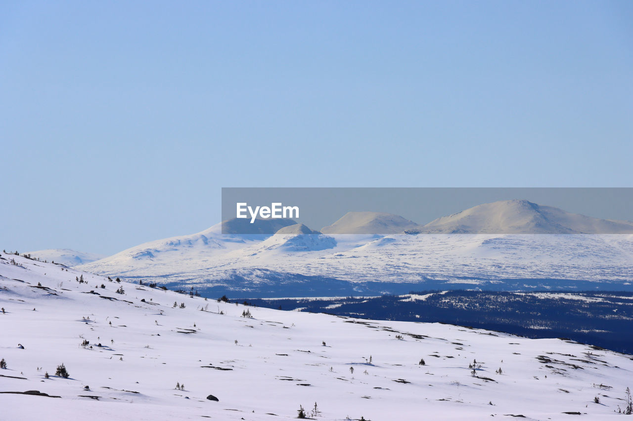 SCENIC VIEW OF SNOWCAPPED MOUNTAINS AGAINST CLEAR SKY