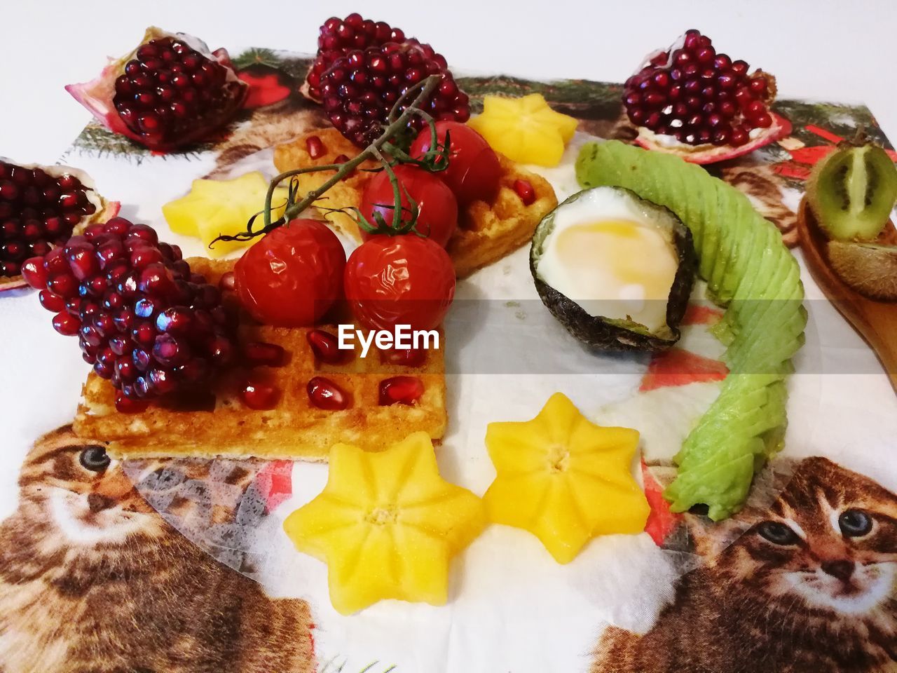 HIGH ANGLE VIEW OF FRUITS IN MARKET