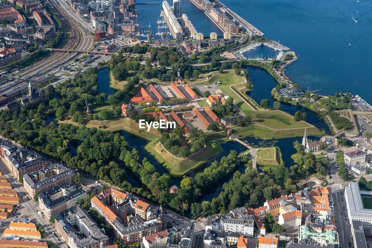 HIGH ANGLE VIEW OF BUILDINGS BY SEA