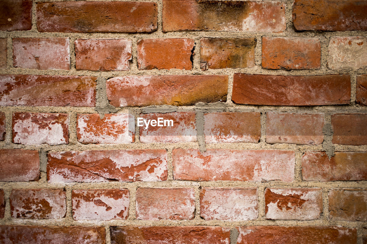 FULL FRAME SHOT OF BRICK WALL ON RED STONE