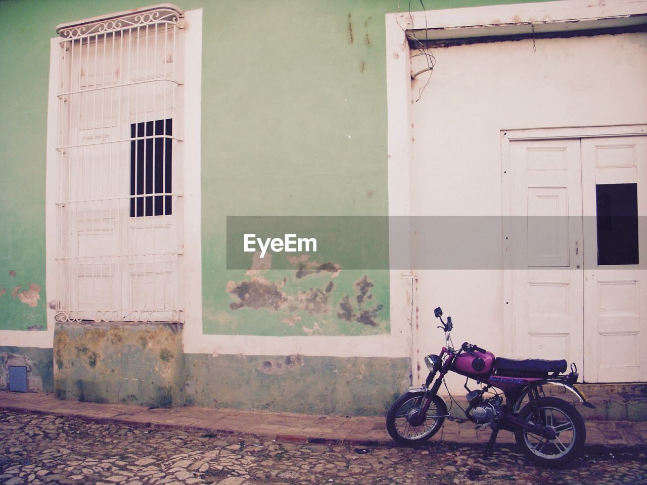 BICYCLE ON WINDOW