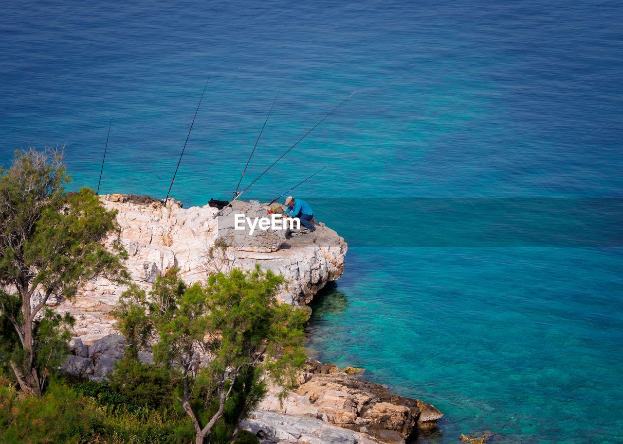 HIGH ANGLE VIEW OF SEA BY ROCK