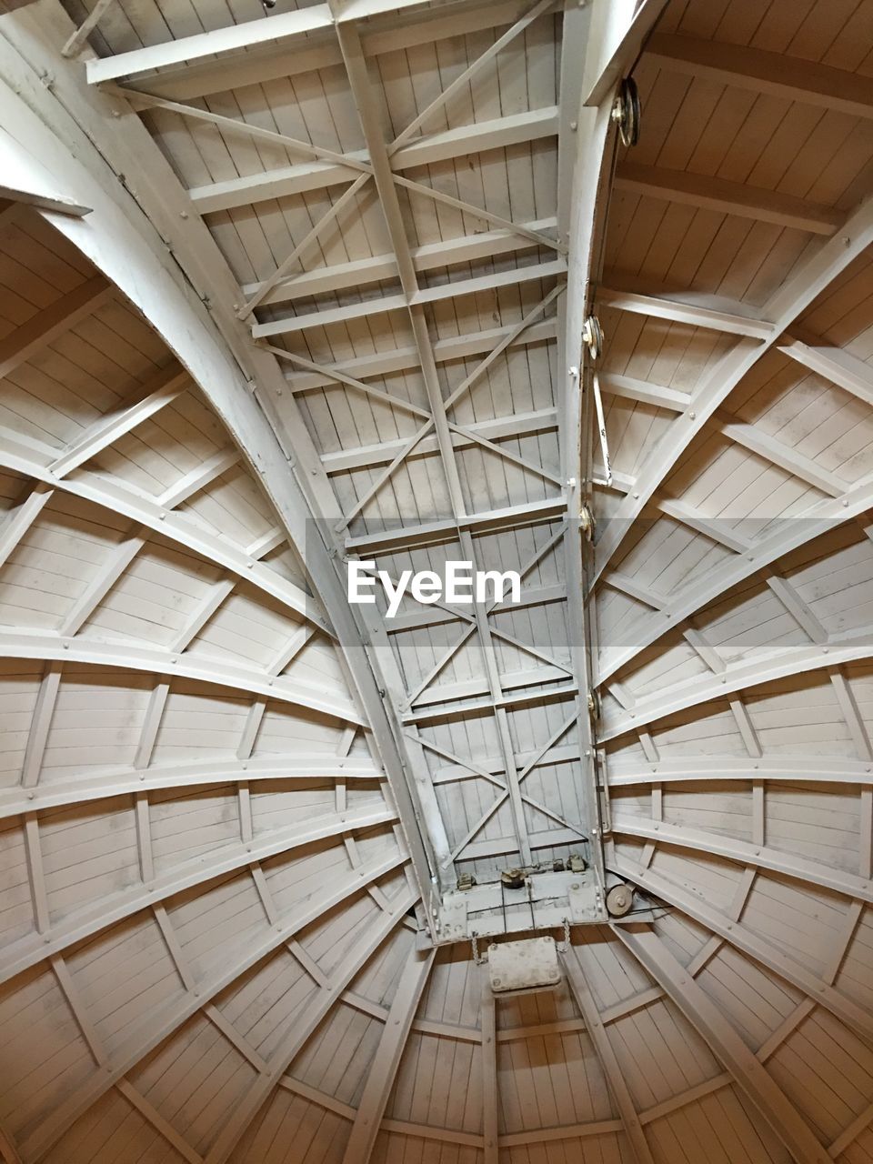 LOW ANGLE VIEW OF MODERN CEILING