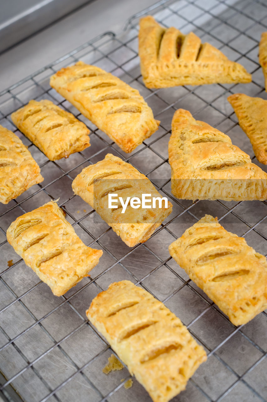 HIGH ANGLE VIEW OF BREAD ON TRAY