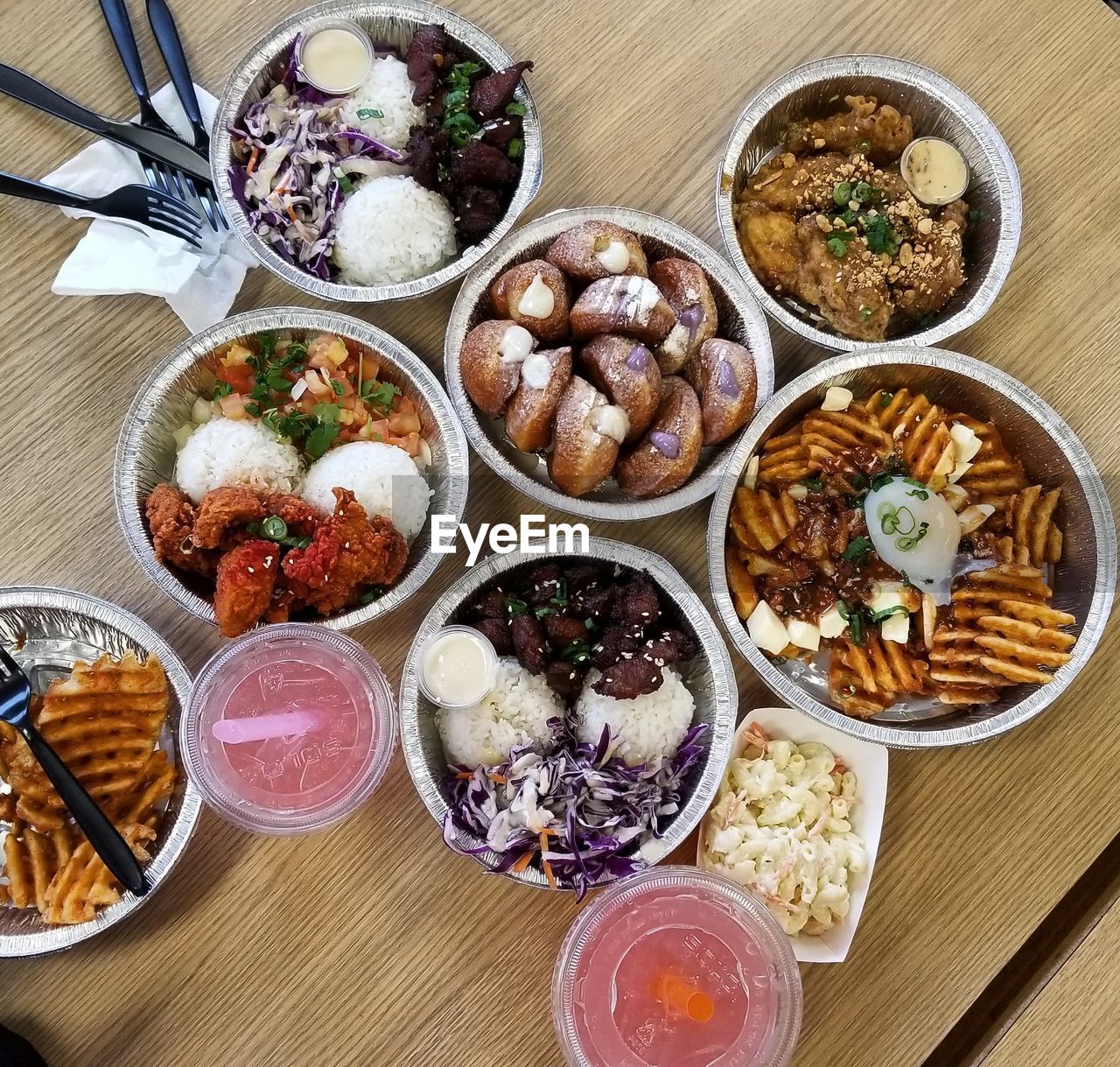 HIGH ANGLE VIEW OF FOOD IN BOWL ON TABLE