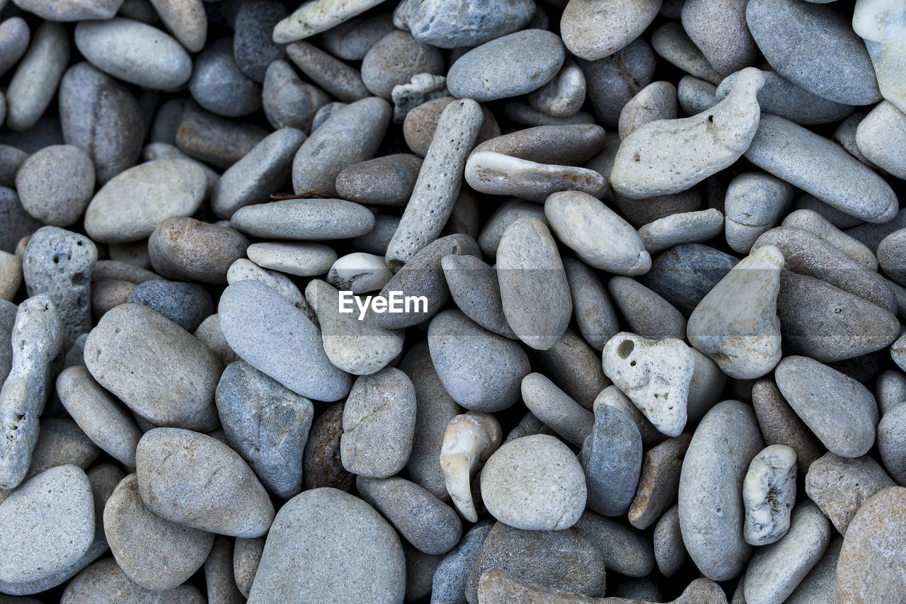 HIGH ANGLE VIEW OF PEBBLES