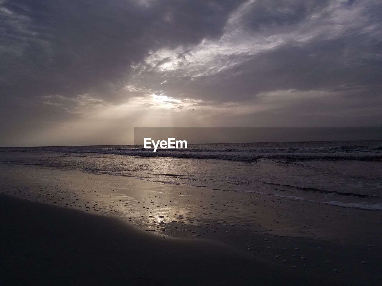 SCENIC VIEW OF SEA AGAINST SKY AT SUNSET