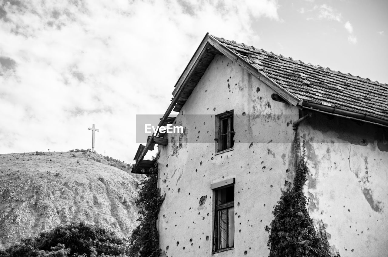 architecture, white, built structure, black and white, building exterior, house, building, monochrome, sky, monochrome photography, cloud, nature, black, rural area, no people, residential district, old, outdoors, abandoned, rural scene, window, history, landscape, day, low angle view, ruins