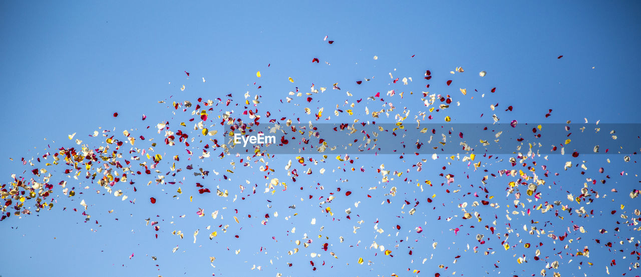 LOW ANGLE VIEW OF BALLOONS AGAINST CLEAR BLUE SKY