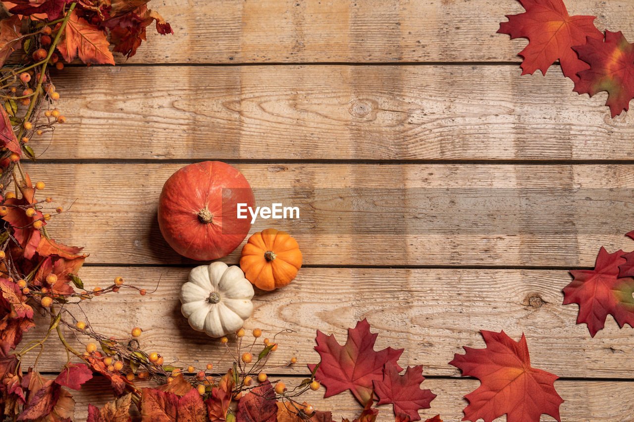 HIGH ANGLE VIEW OF RED LEAVES ON TABLE