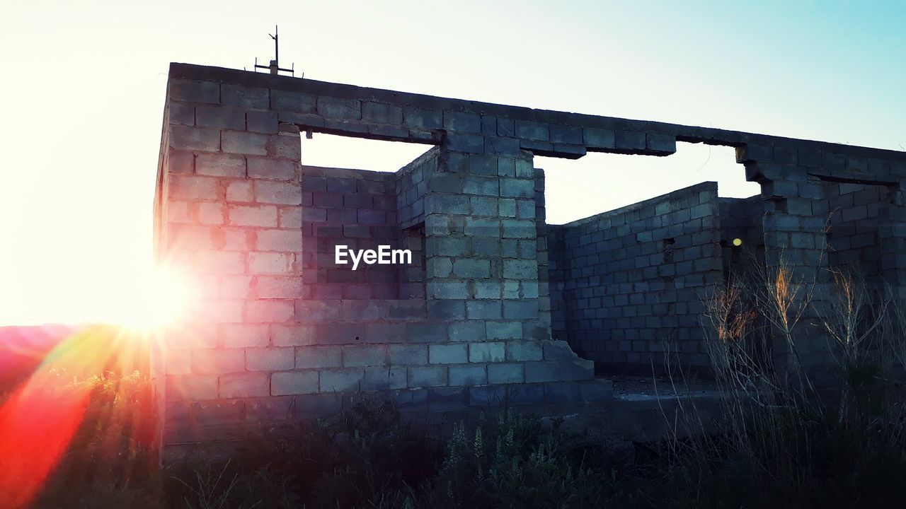 LOW ANGLE VIEW OF BUILDING AGAINST CLEAR SKY