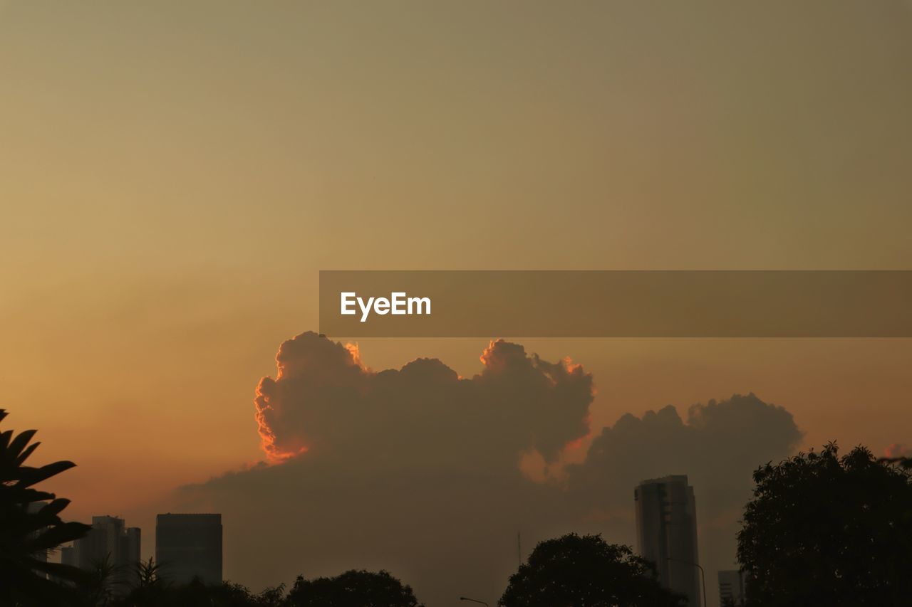 SILHOUETTE BUILDINGS AGAINST SKY AT SUNSET