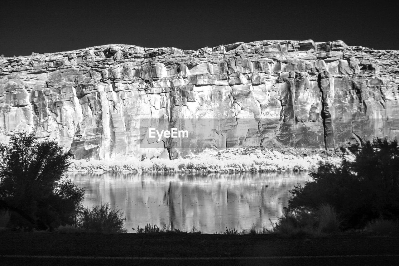 VIEW OF ROCK FORMATIONS IN A WATER