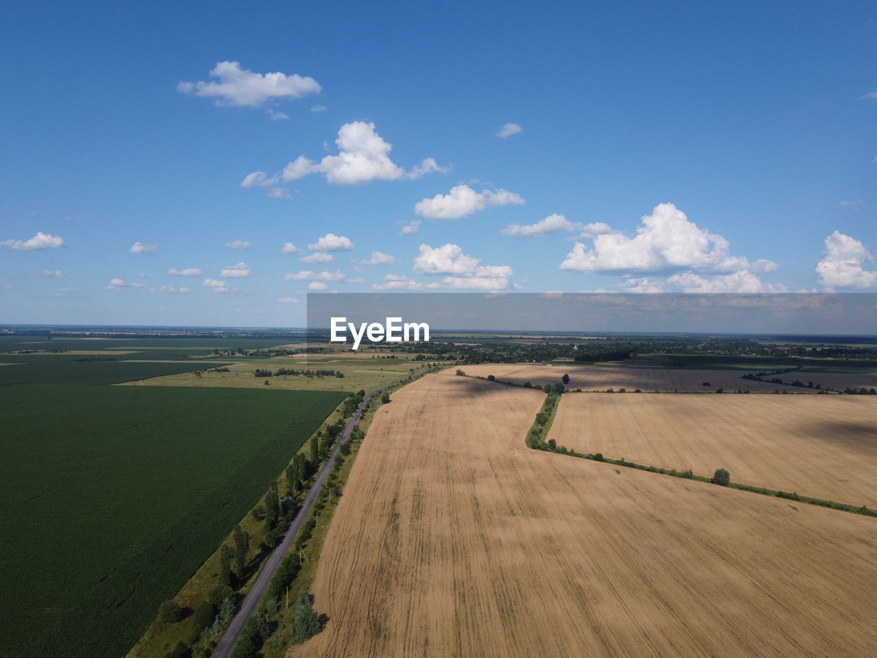 SCENIC VIEW OF AGRICULTURAL LANDSCAPE AGAINST SKY