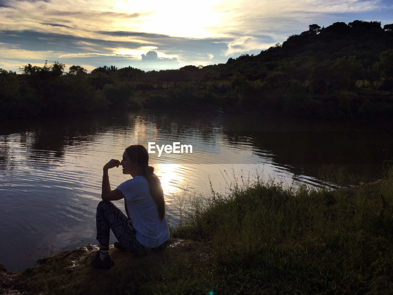 REAR VIEW OF MAN PHOTOGRAPHING LAKE AGAINST SKY