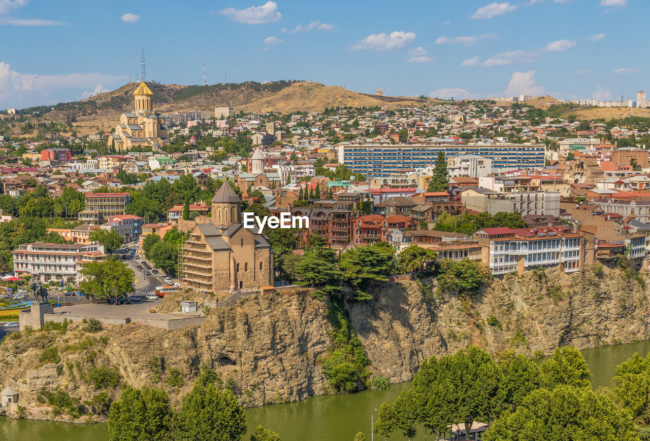 VIEW OF TOWNSCAPE AGAINST SKY