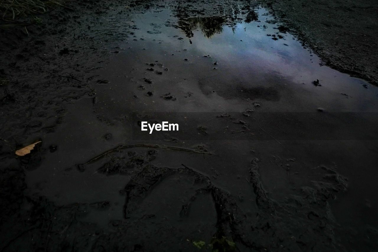 HIGH ANGLE VIEW OF RIPPLED WATER