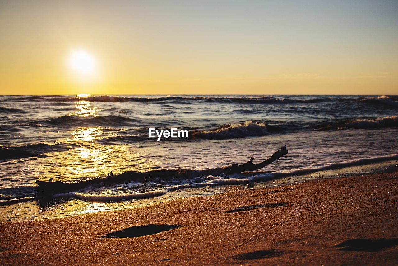 VIEW OF SEA AT SUNSET