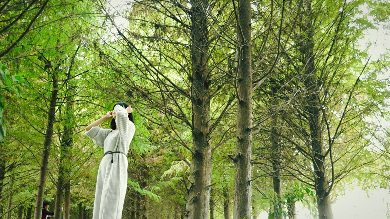 LOW ANGLE VIEW OF STATUE AGAINST SKY