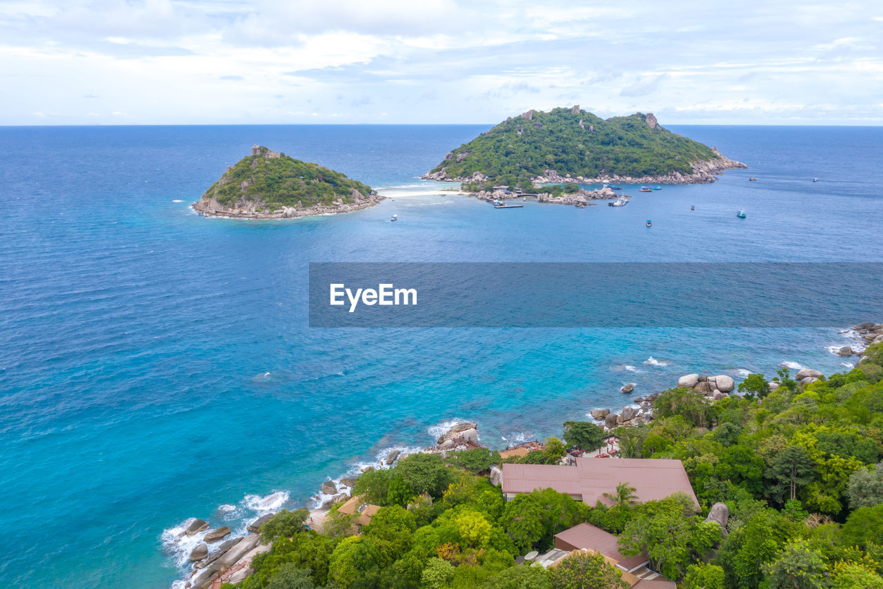 HIGH ANGLE VIEW OF SEA AGAINST BLUE SKY