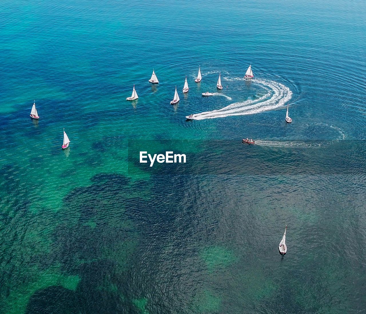 HIGH ANGLE VIEW OF SAILBOAT IN SEA