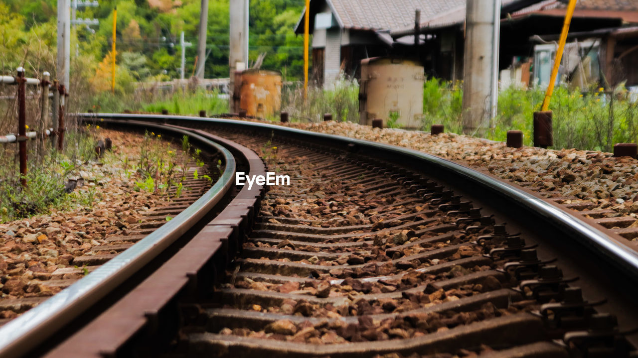 SURFACE LEVEL OF RAILROAD TRACK