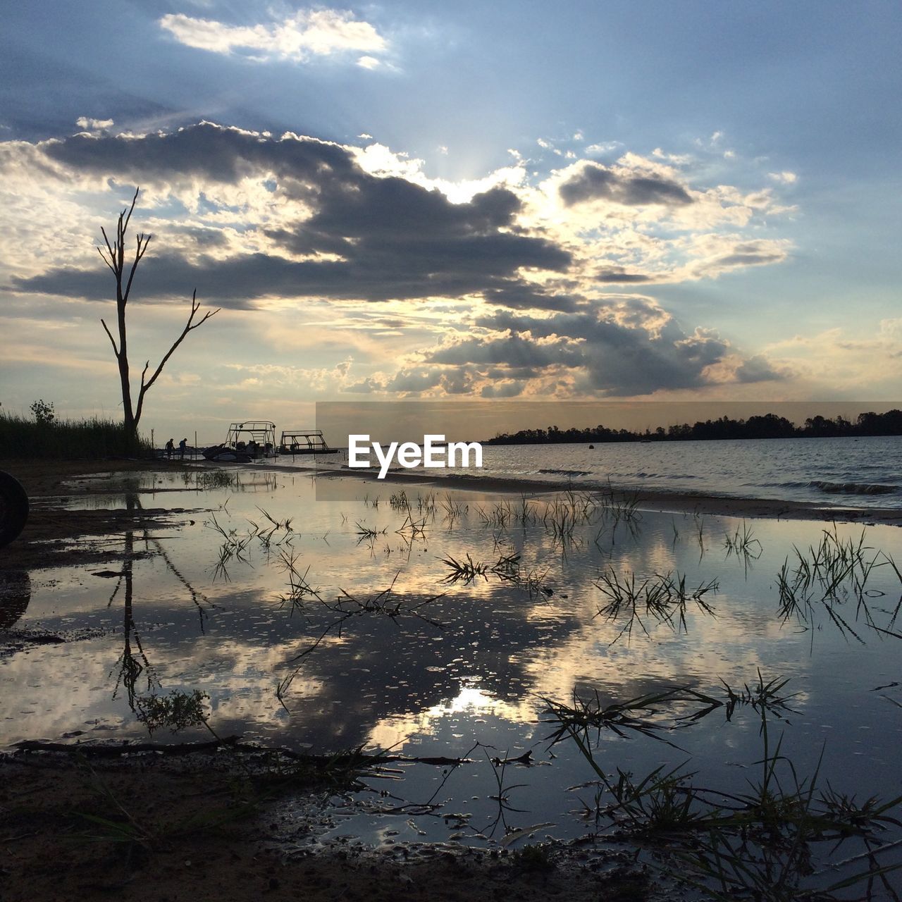 SCENIC VIEW OF LAKE AT SUNSET