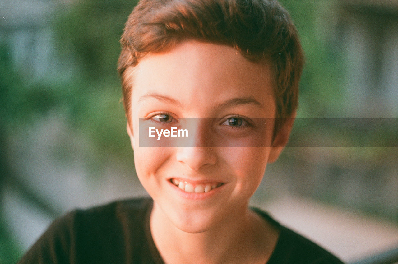 CLOSE-UP PORTRAIT OF SMILING YOUNG MAN