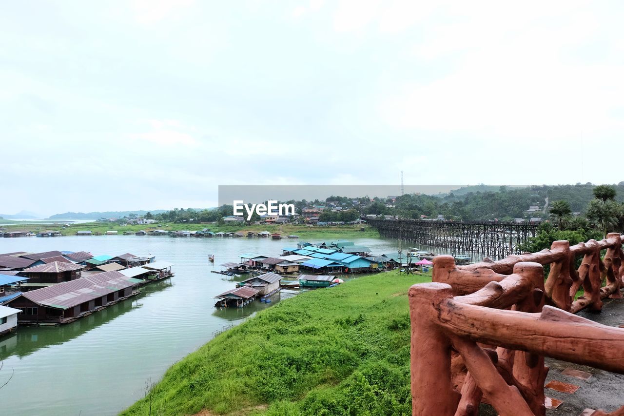 VIEW OF BOATS IN RIVER AGAINST BUILT STRUCTURE