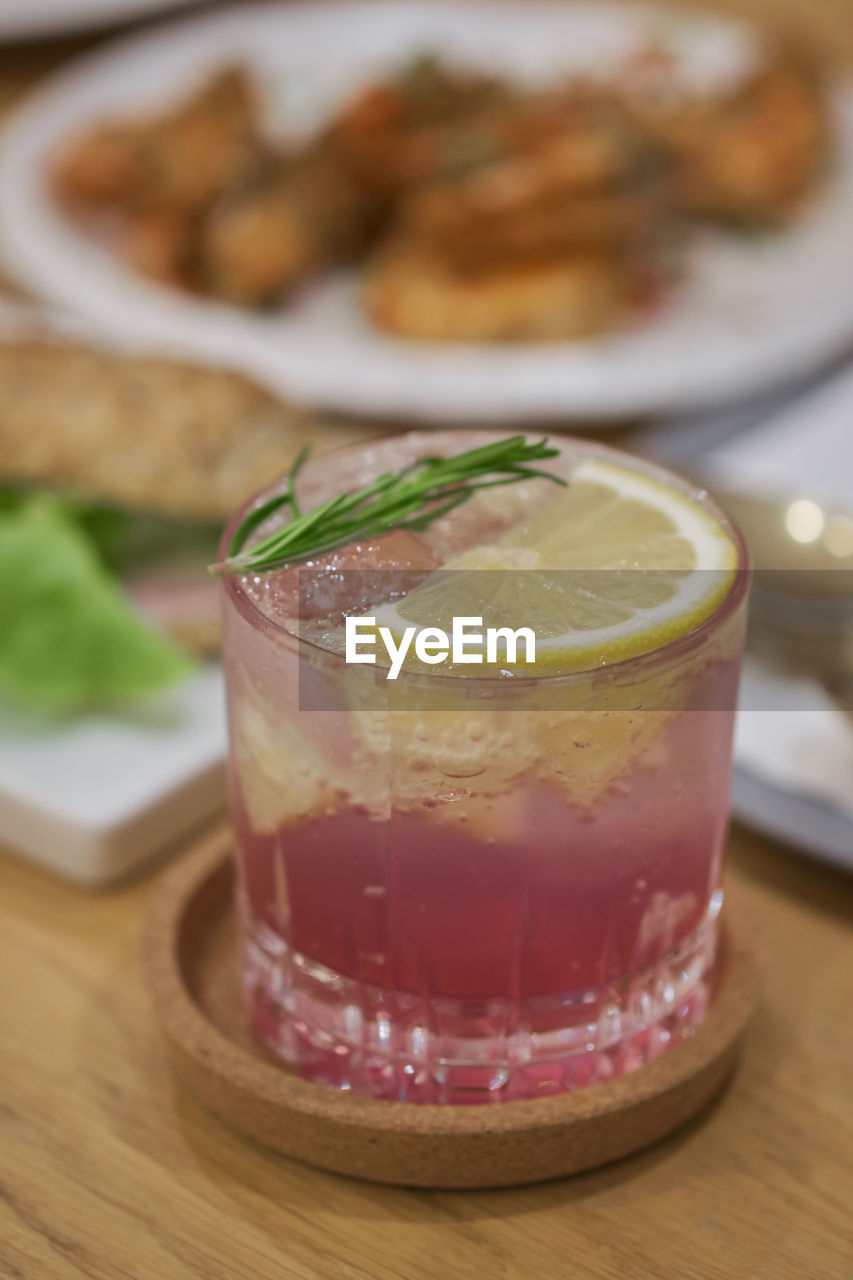 CLOSE-UP OF DRINK IN GLASS