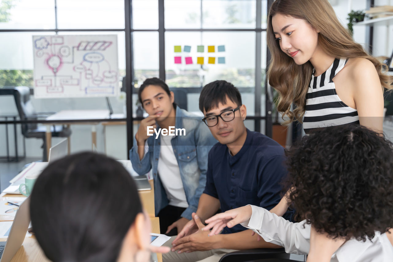 GROUP OF PEOPLE WORKING IN THE TABLE