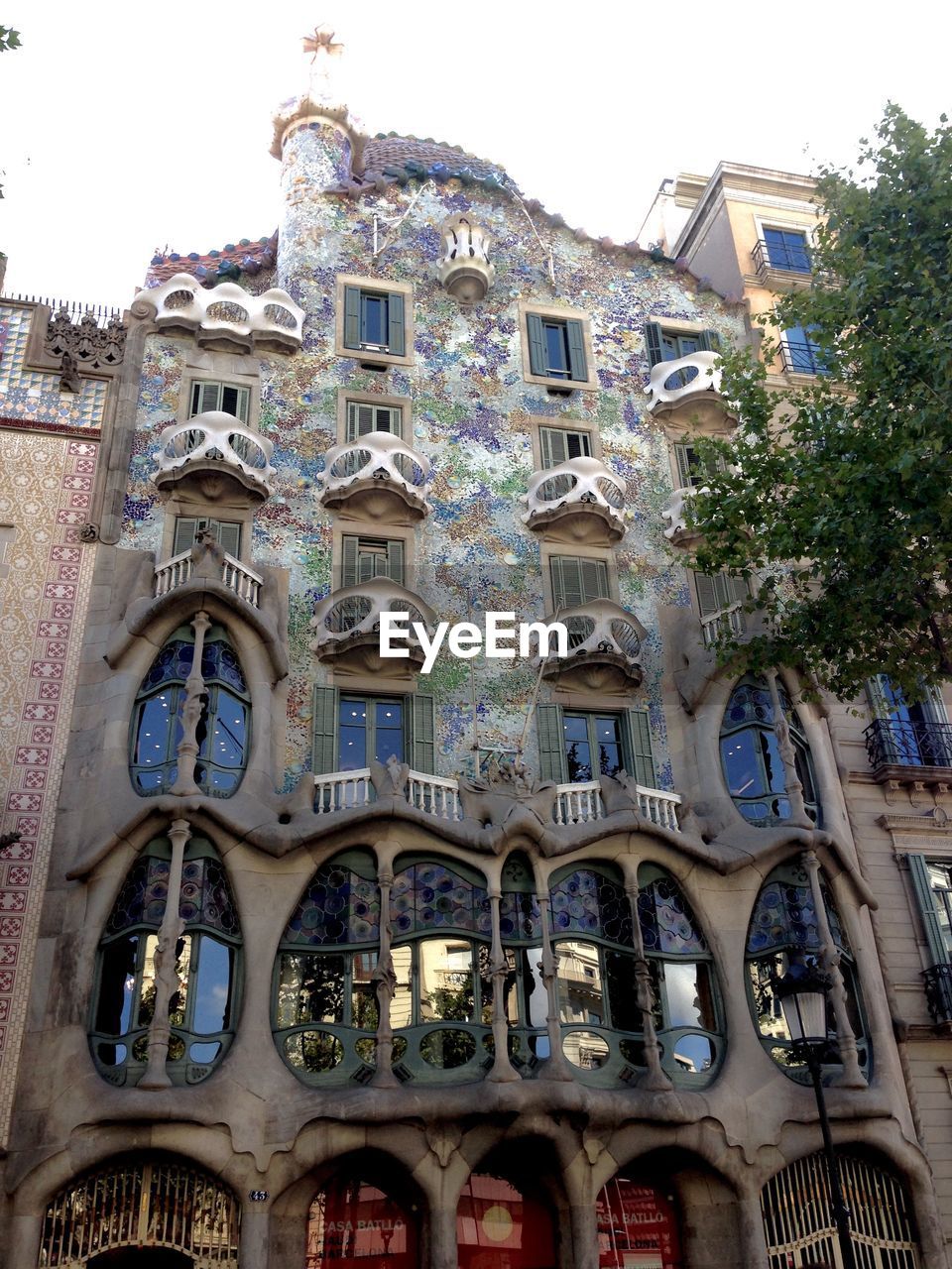 LOW ANGLE VIEW OF BUILDING WITH WINDOWS