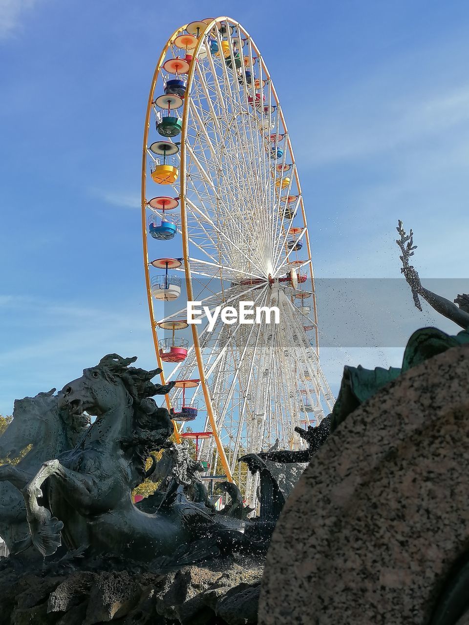 LOW ANGLE VIEW OF FERRIS WHEEL IN AMUSEMENT PARK
